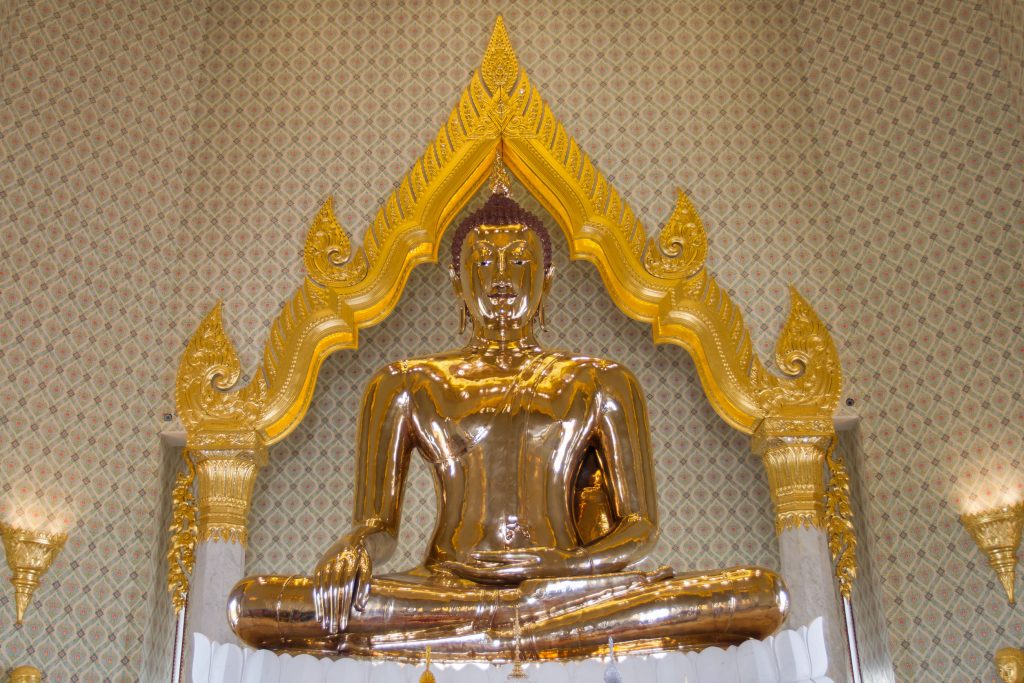 O Buda de ouro quando estava coberto de barro parecia não ter valor algum 